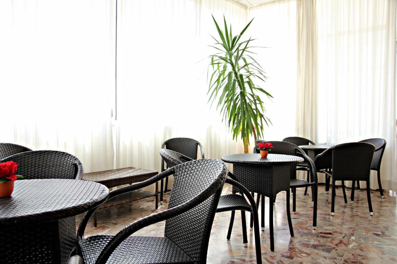 Hotel Morolli Римини Экстерьер фото