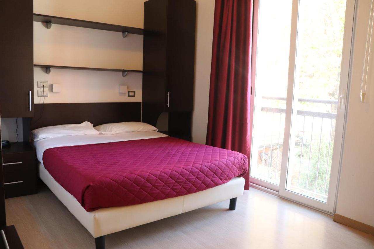 Hotel Morolli Римини Экстерьер фото