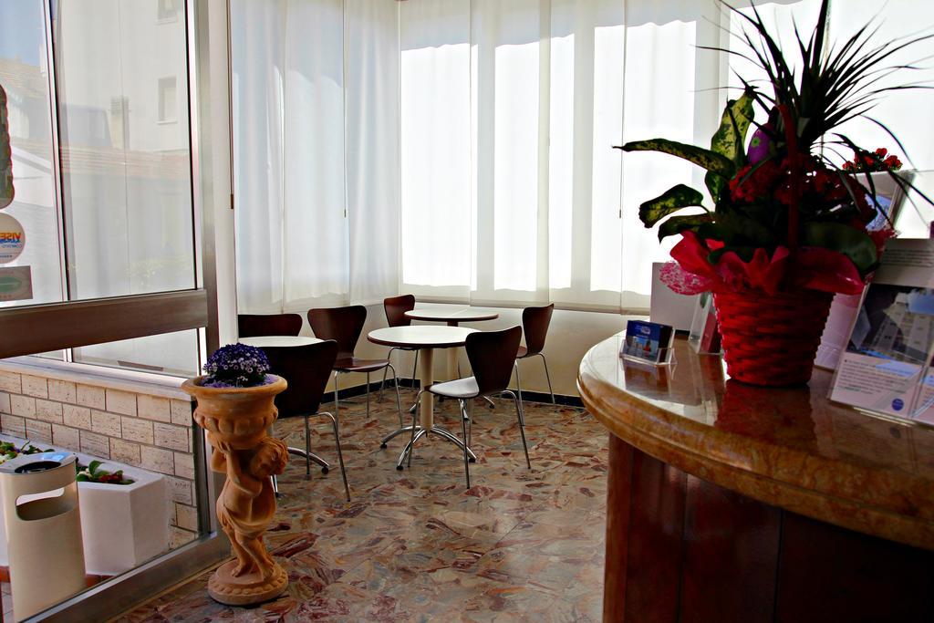 Hotel Morolli Римини Экстерьер фото