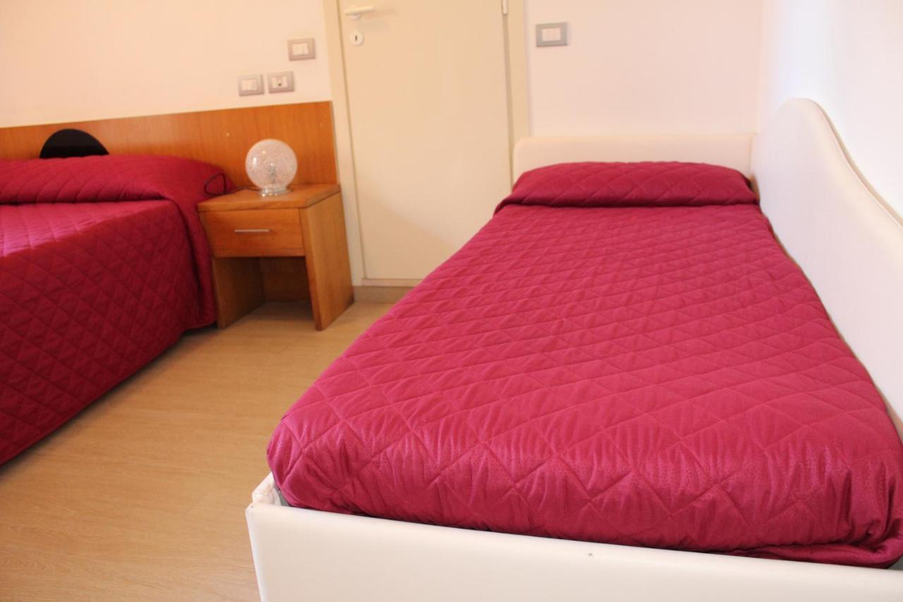 Hotel Morolli Римини Экстерьер фото