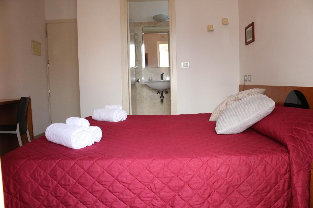 Hotel Morolli Римини Экстерьер фото